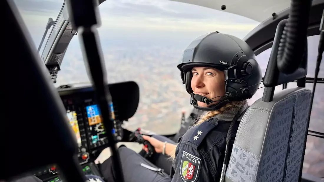 POL-LZPD: LZPD NRW: Erste Einsatzpilotin der Polizeifliegerstaffel NRW in der Luft - Bild: presseportal.de