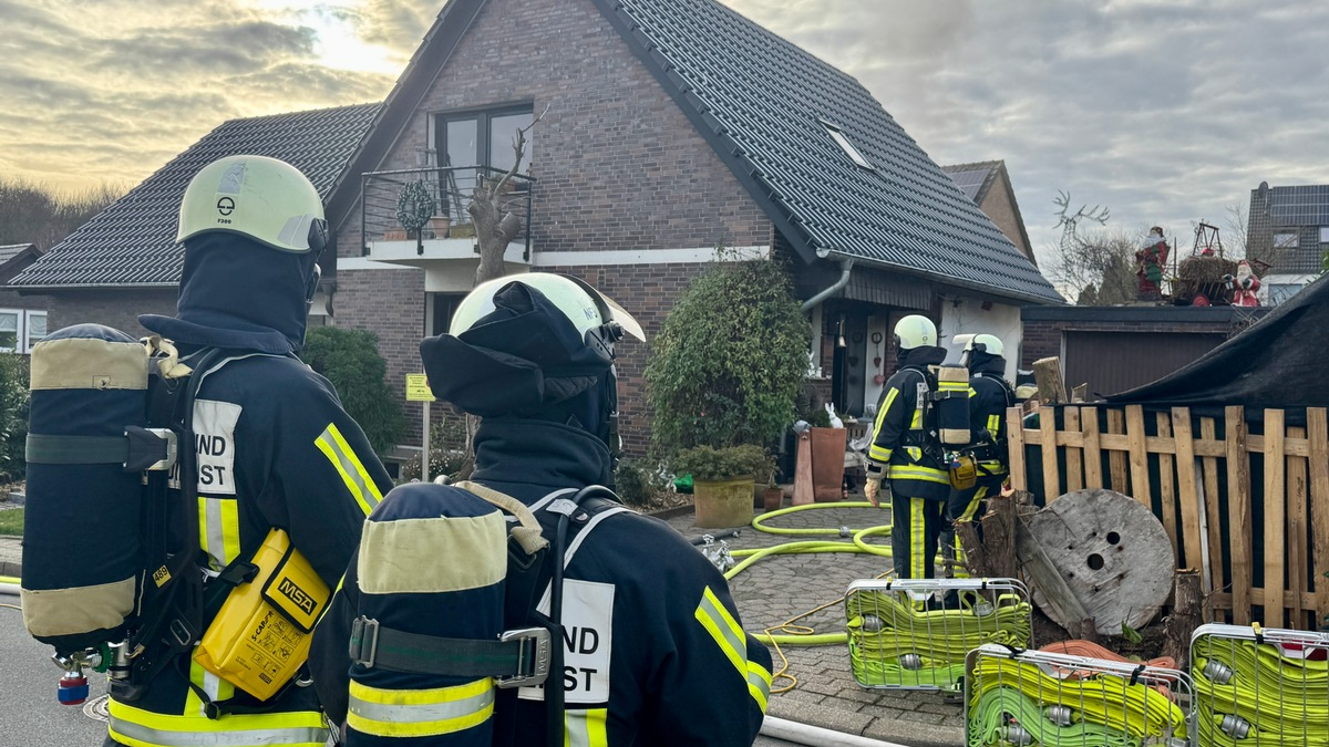 FW-BO: Ausgedehnter Zimmerbrand in Wattenscheid-Höntrop - Zwei Hunde sterben - Foto: presseportal.de
