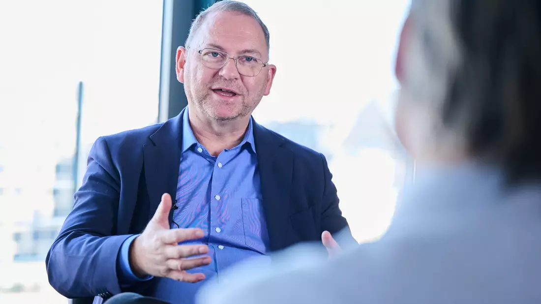 Verdi-Chef Frank Werneke tritt für ein strenges Vorgehen gegen die AfD ein. (Archivfoto) - Bild: Annette Riedl/dpa