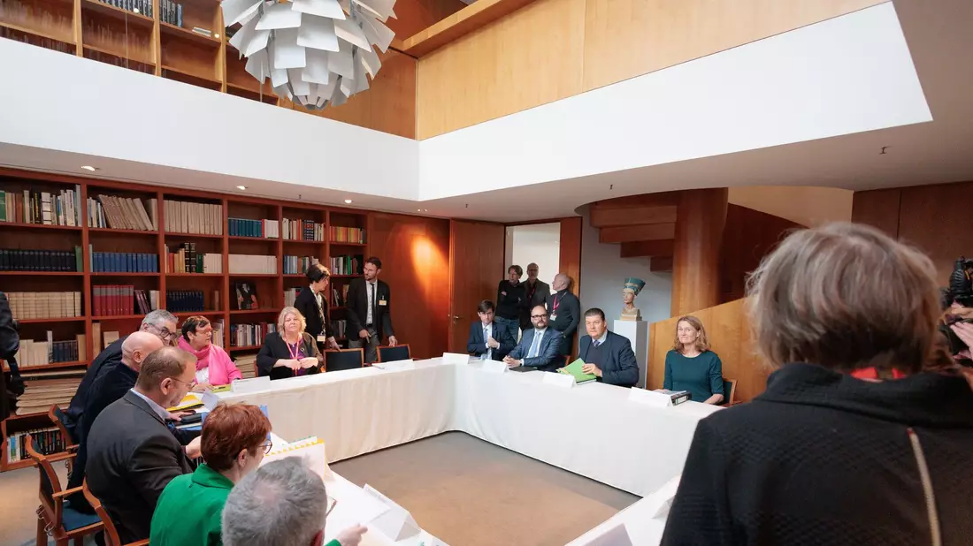 Anfang Dezember begannen die Verhandlungen für die Landesbeschäftigten. (Archivbild) - Bild: Carsten Koall/dpa