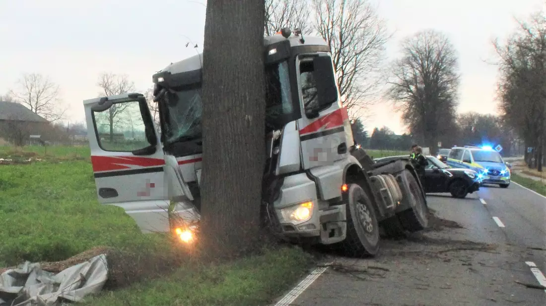 POL-VIE: Tönisvorst: Lkw muss nach schwerem Verkehrsunfall geborgen werden - Bus flüchtig - Bild: presseportal.de