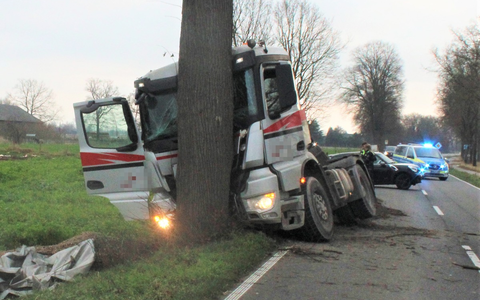 POL-VIE: Tönisvorst: Lkw muss nach schwerem Verkehrsunfall geborgen werden - Bus flüchtig - Foto: presseportal.de
