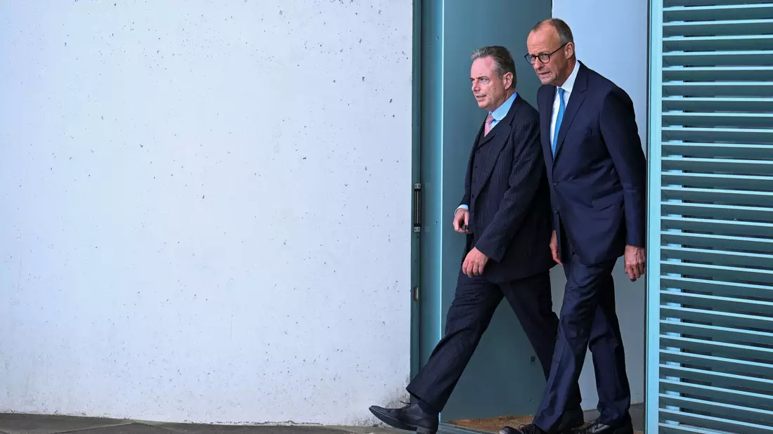 Bundeskanzler Friedrich Merz kommt dem belgischen Ministerpräsidenten Bart De Wever in der Frage der Nutzung russischer Gelder entgegen. (Archivbild) - Bild: Annegret Hilse/Reuters/Pool/dpa