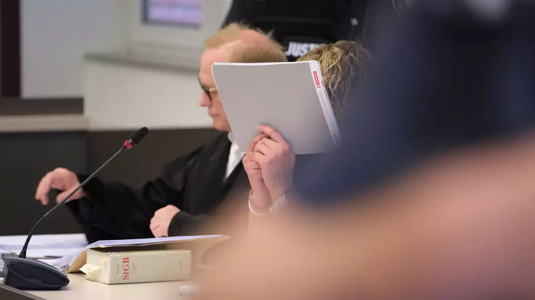 Vor dem Landgericht in Dessau-Roßlau ist eine Zwillingsmutter nach dem Tod ihrer Kinder verurteilt worden. (Archivbild) - Bild: Sebastian Willnow/dpa
