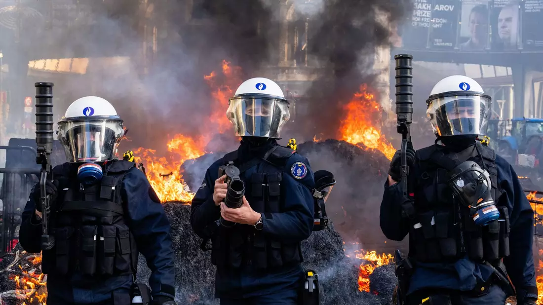 Martialische Bilder vor dem EU-Parlament. - Bild: Marius Burgelman/AP/dpa