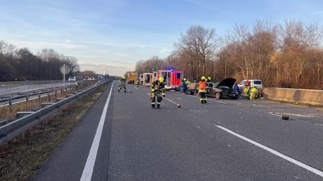 FW-OB: Fahrzeug überschlägt sich auf der A 516 - Bild: presseportal.de