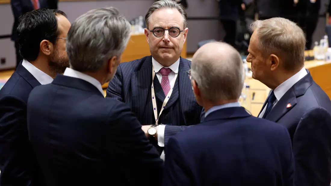 Belgiens Premier Bart De Wever will springen, wenn alle zusammen den Fallschirm stellen. - Bild: Geert Vanden Wijngaert/AP/dpa