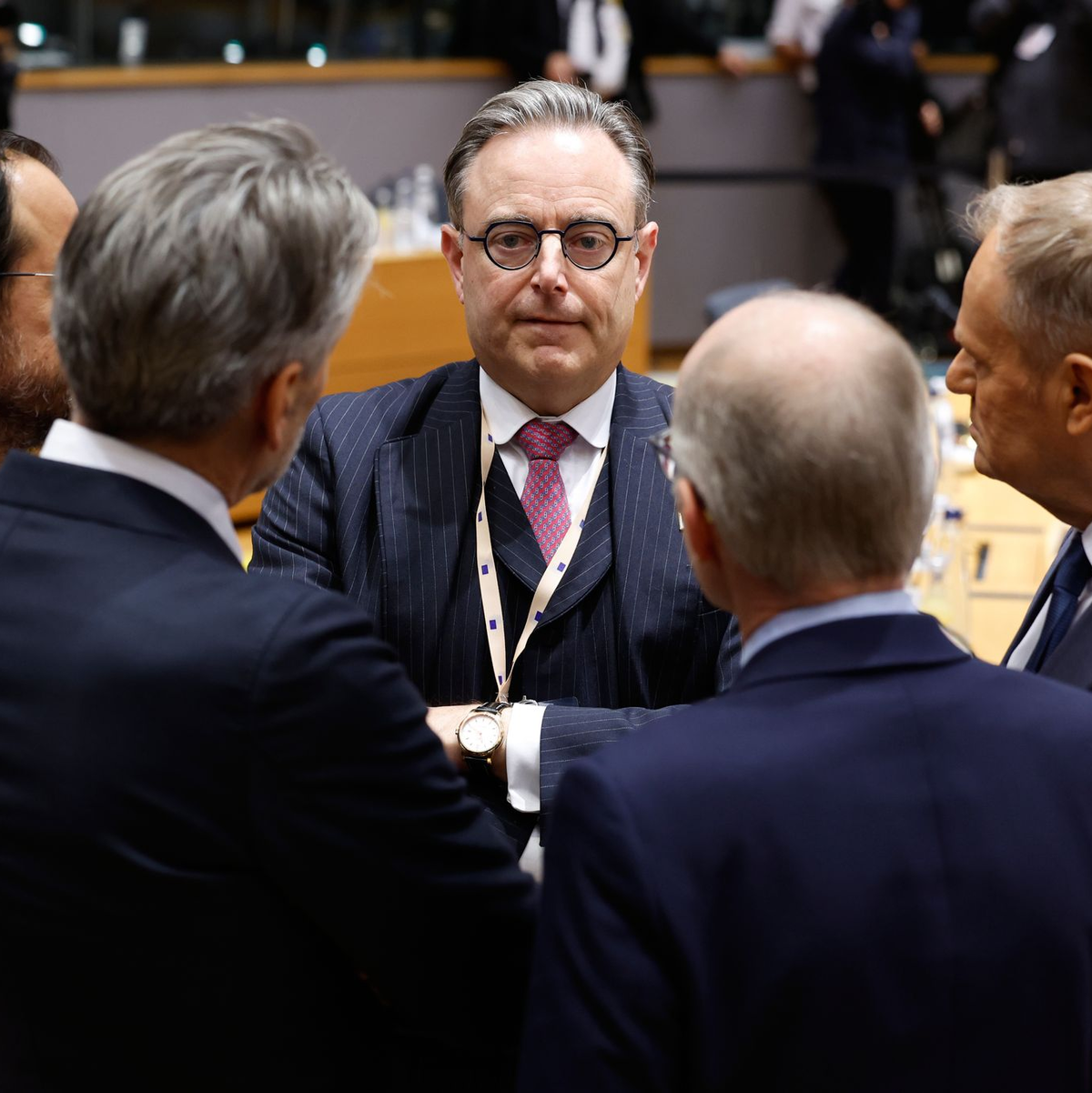 Belgiens Premier Bart De Wever will springen, wenn alle zusammen den Fallschirm stellen. - Foto: Geert Vanden Wijngaert/AP/dpa