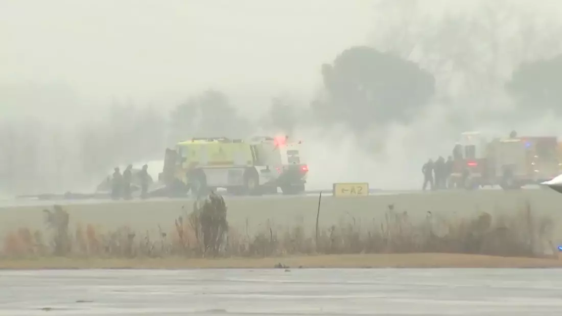 Ein Flugzeug ist an einem Regionalflughafen in North Carolina abgestürzt. - Bild: Uncredited/WSOC via AP/dpa