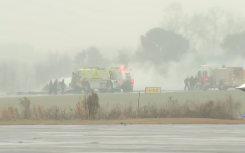 Ein Flugzeug ist an einem Regionalflughafen in North Carolina abgestürzt. - Foto: Uncredited/WSOC via AP/dpa