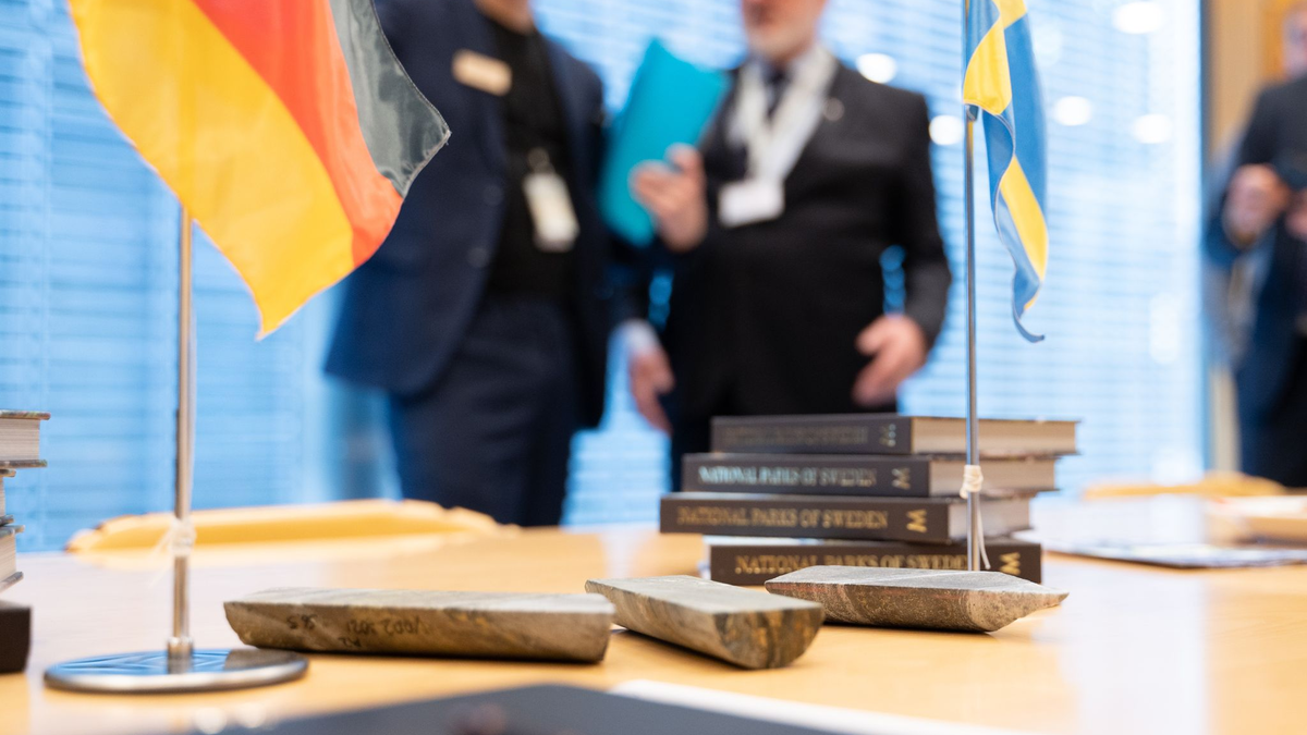 Handschlag in Berlin: Viscaria-Chef Olsson (l) und Aurubis-Produktionsvorstand Kurth. Der schwedische Kupferminenkonzern liefert den Rohstoff künftig an den deutschen Produzenten.  - Foto: Markus Lenhardt/dpa