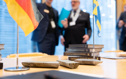 Handschlag in Berlin: Viscaria-Chef Olsson (l) und Aurubis-Produktionsvorstand Kurth. Der schwedische Kupferminenkonzern liefert den Rohstoff künftig an den deutschen Produzenten.  - Foto: Markus Lenhardt/dpa