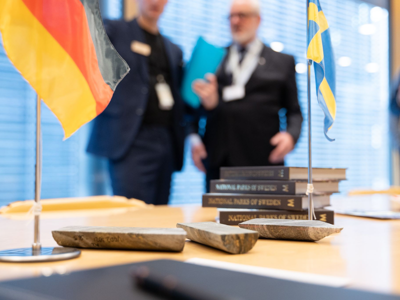 Handschlag in Berlin: Viscaria-Chef Olsson (l) und Aurubis-Produktionsvorstand Kurth. Der schwedische Kupferminenkonzern liefert den Rohstoff künftig an den deutschen Produzenten.  - Foto: Markus Lenhardt/dpa