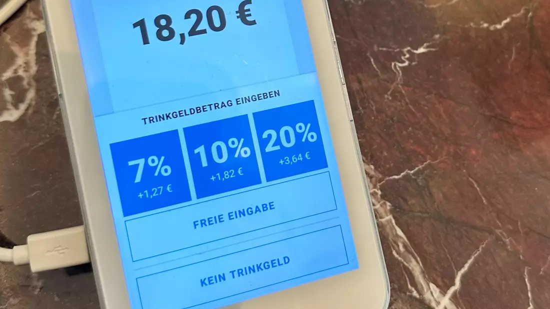 Vorgegebene Trinkgeld-Optionen bei der Kartenzahlung kommen bei vielen Menschen einer Umfrage zufolge nicht gut an. (Archivbild) - Bild: Gregor Tholl/dpa/dpa-tmn
