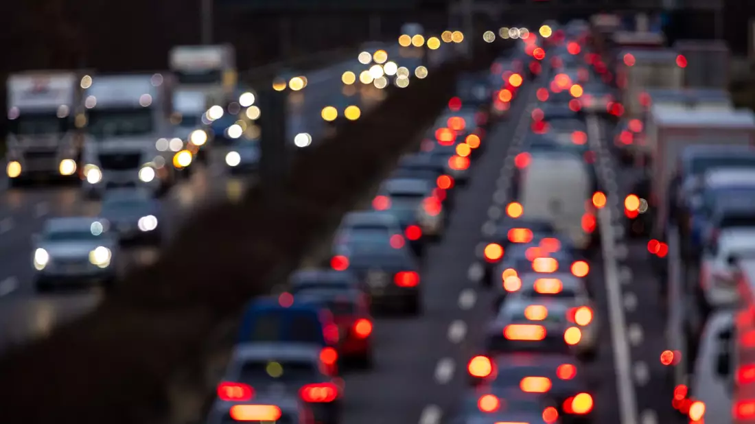 Der Weg zum Weihnachtsbaum führt für viele über die Autobahnen. Dort soll es in diesem Jahr aber nicht allzu voll werden. (Symbolbild) - Bild: Moritz Frankenberg/dpa