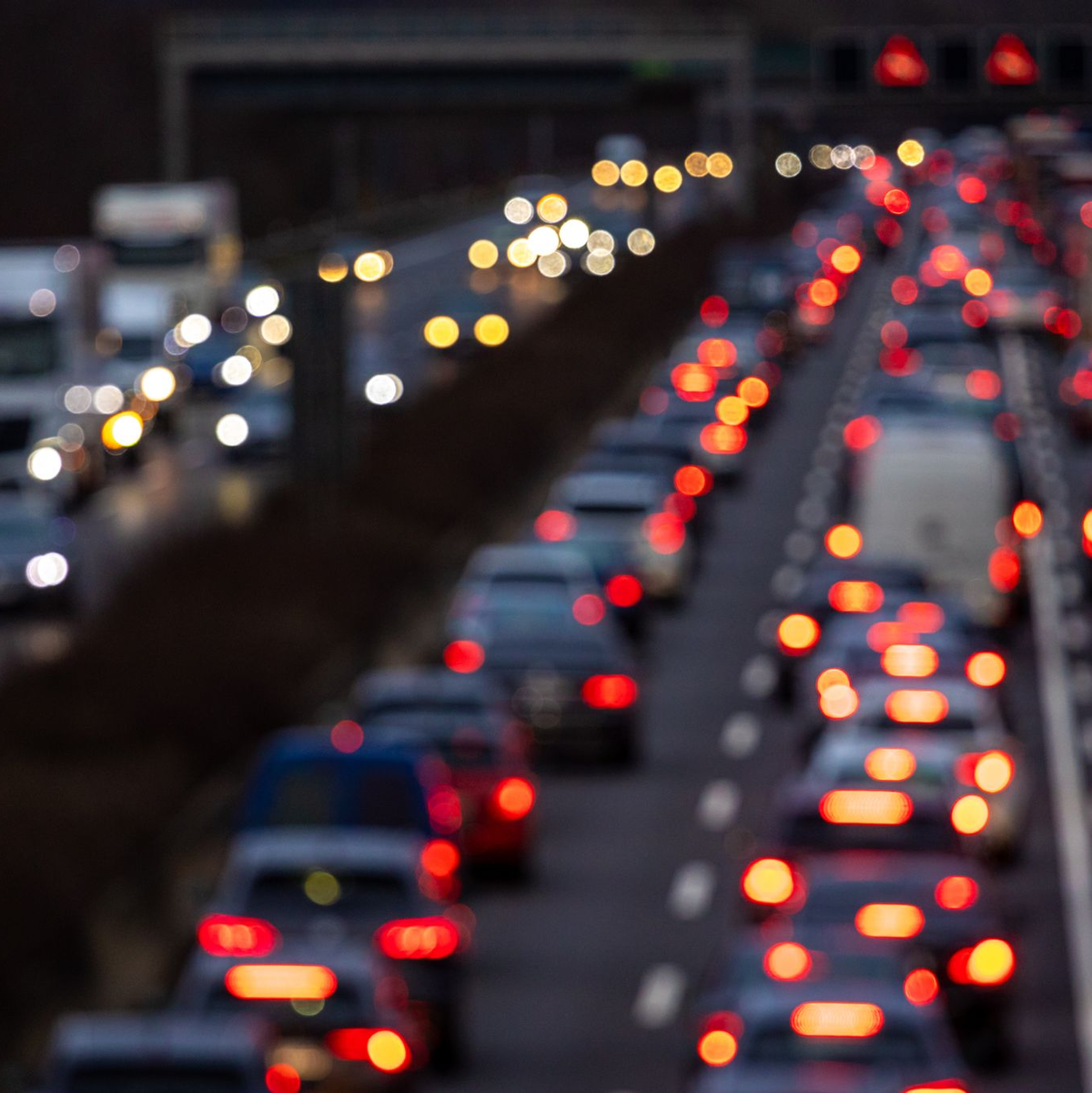 Der Weg zum Weihnachtsbaum führt für viele über die Autobahnen. Dort soll es in diesem Jahr aber nicht allzu voll werden. (Symbolbild) - Foto: Moritz Frankenberg/dpa