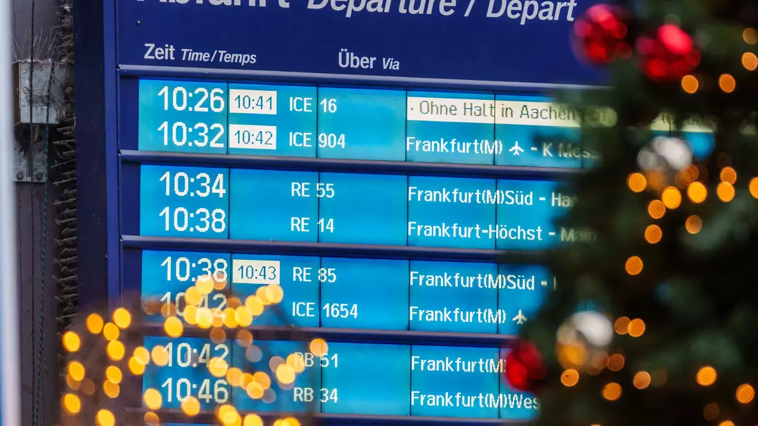 Auch die Bahn erwartet, dass sich der Andrang auf die Tage vor Heiligabend verteilt. (Symbolbild) - Bild: Andreas Arnold/dpa