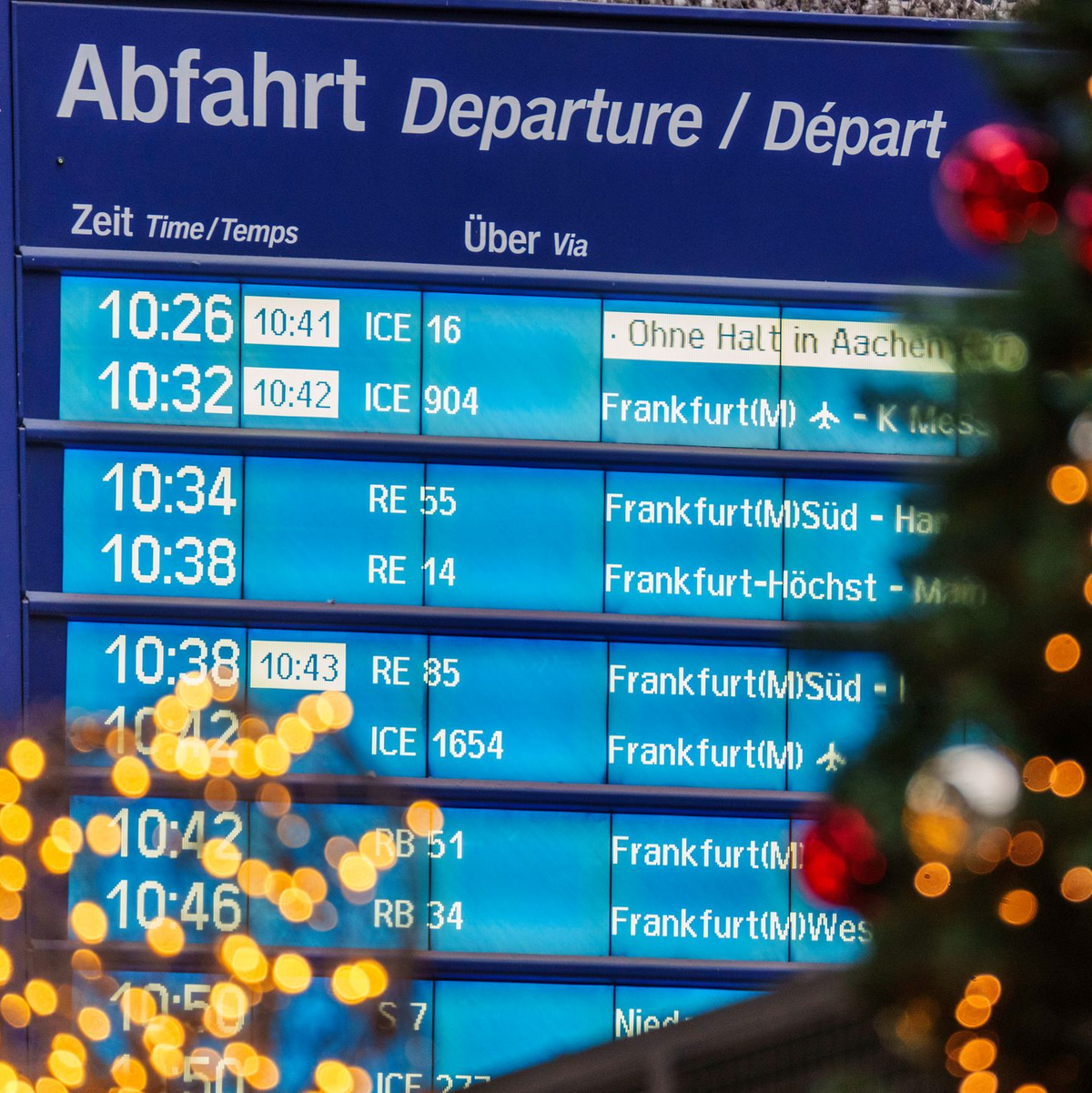 Auch die Bahn erwartet, dass sich der Andrang auf die Tage vor Heiligabend verteilt. (Symbolbild) - Foto: Andreas Arnold/dpa