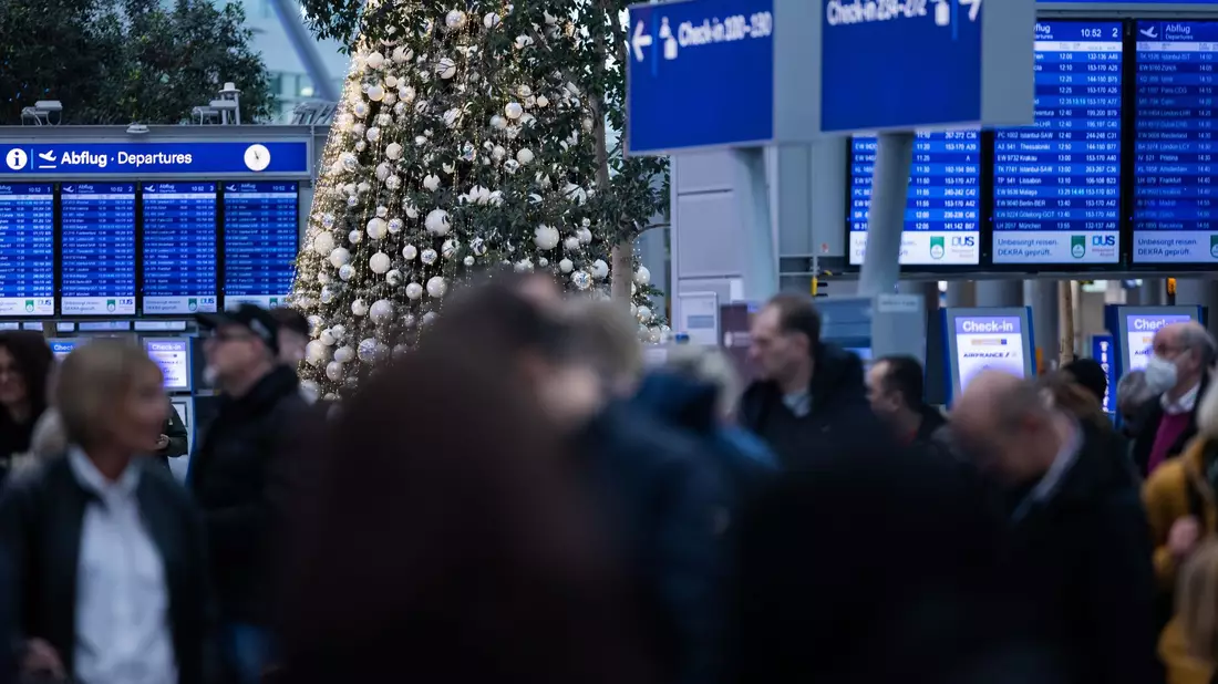 Auch an den Flughäfen sind in der Weihnachtszeit viele Reisende unterwegs. (Symbolbild) - Bild: Rolf Vennenbernd/dpa