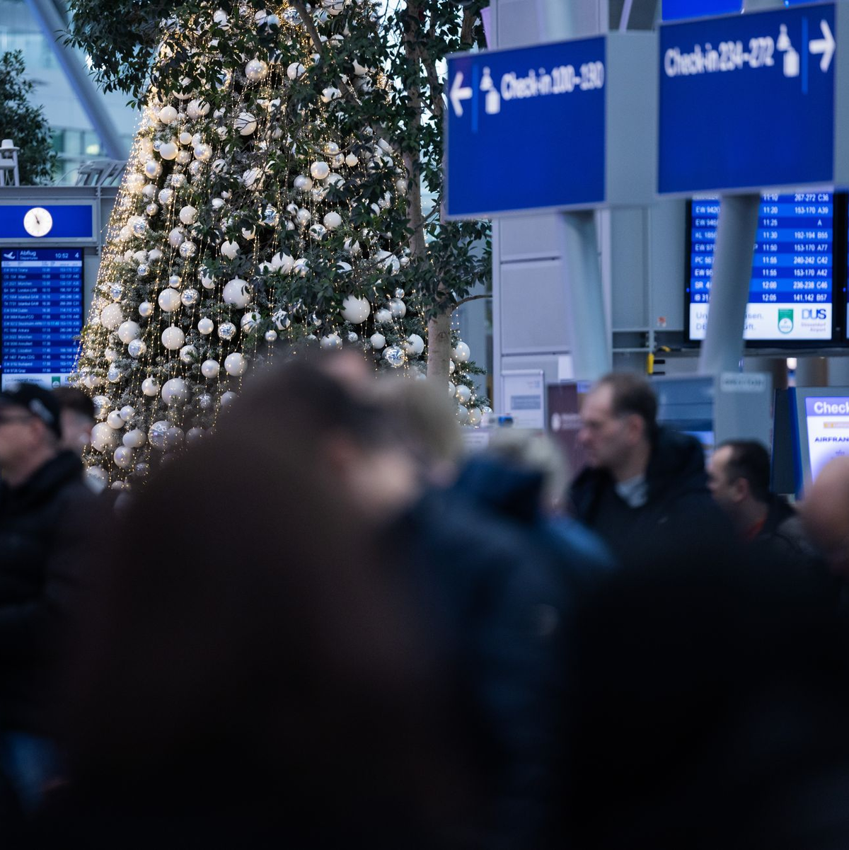Auch an den Flughäfen sind in der Weihnachtszeit viele Reisende unterwegs. (Symbolbild) - Foto: Rolf Vennenbernd/dpa