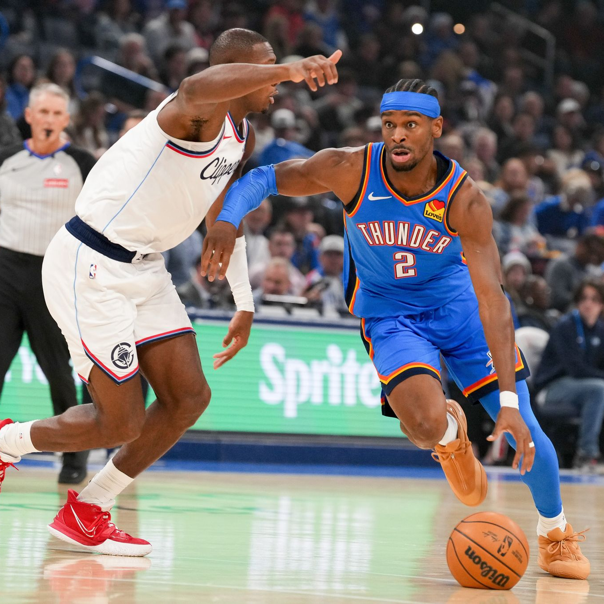Shai Gilgeous-Alexander (rechts) konnte sich im letzten Viertel ausruhen. - Foto: Kyle Phillips/AP/dpa