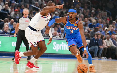 Shai Gilgeous-Alexander (rechts) konnte sich im letzten Viertel ausruhen. - Foto: Kyle Phillips/AP/dpa