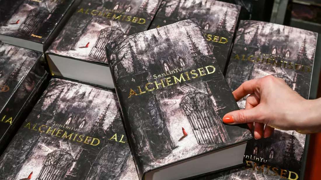 «Alchemised» von SenLinYu stand mehrere Wochen auf Platz 1 der Bestseller-Liste. - Bild: Jens Kalaene/dpa