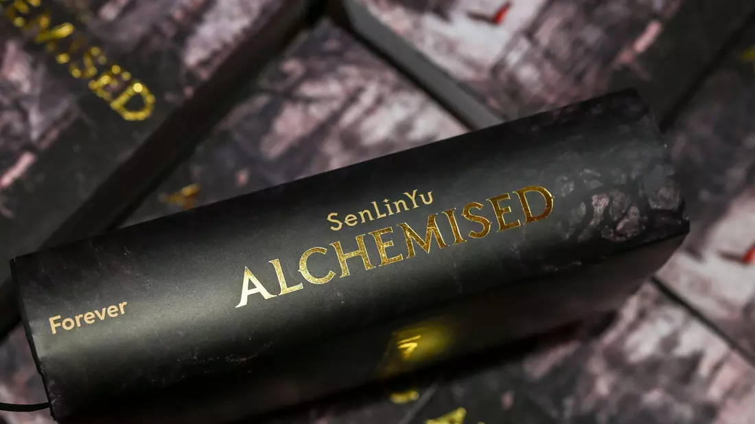 «Alchemised» beruht ursprünglich auf einer Fanfiction, die umgearbeitet wurde, nun besteht der Roman als eigenständiges Werk. - Bild: Jens Kalaene/dpa