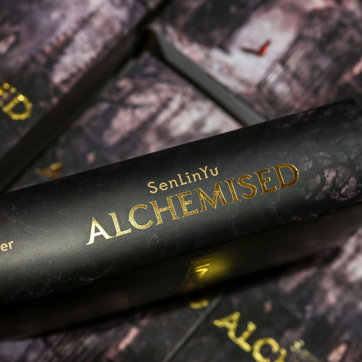 «Alchemised» beruht ursprünglich auf einer Fanfiction, die umgearbeitet wurde, nun besteht der Roman als eigenständiges Werk. - Foto: Jens Kalaene/dpa