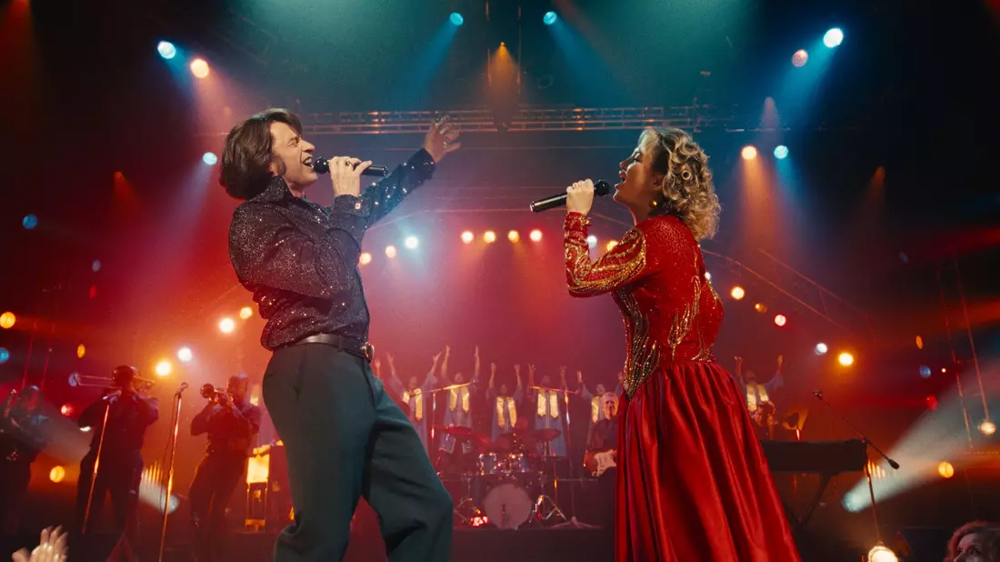 Hugh Jackman (l) als Mike Sardina und Kate Hudson als Claire Stengl in einer Szene des Films «Song Sung in Blue». - Bild: -/Universal/Focus Features/dpa