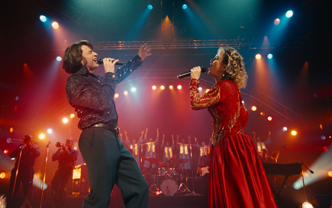 Hugh Jackman (l) als Mike Sardina und Kate Hudson als Claire Stengl in einer Szene des Films «Song Sung in Blue». - Foto: -/Universal/Focus Features/dpa