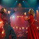 Hugh Jackman (l) als Mike Sardina und Kate Hudson als Claire Stengl in einer Szene des Films «Song Sung in Blue». - Foto: -/Universal/Focus Features/dpa