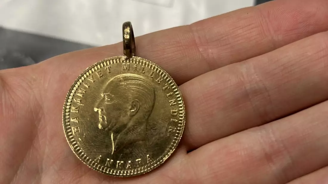 HZA-BI: Bielefelder Zoll verhindert Goldschmuggel am Flughafen/Reisende hatte Goldschmuck im Wert von rund 15.500 Euro nicht angemeldet - Bild: presseportal.de