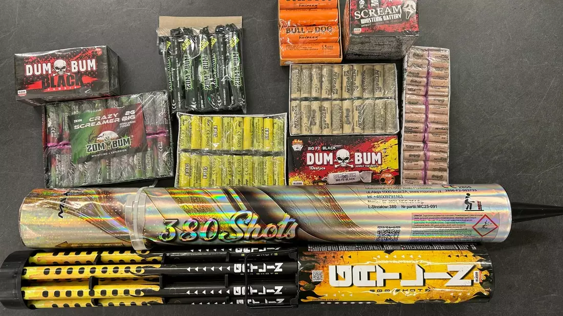 HZA-HH: 6000 Feuerwerkskörper durch den Hamburger Zoll sichergestellt//Zoll warnt vor gefährlichem Feuerwerk aus dem Ausland - Bild: presseportal.de