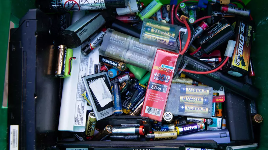 Alte Batterien müssen fachgerecht entsorgt werden. - Bild: Christian Charisius/dpa