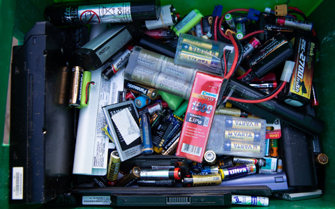 Alte Batterien müssen fachgerecht entsorgt werden. - Foto: Christian Charisius/dpa