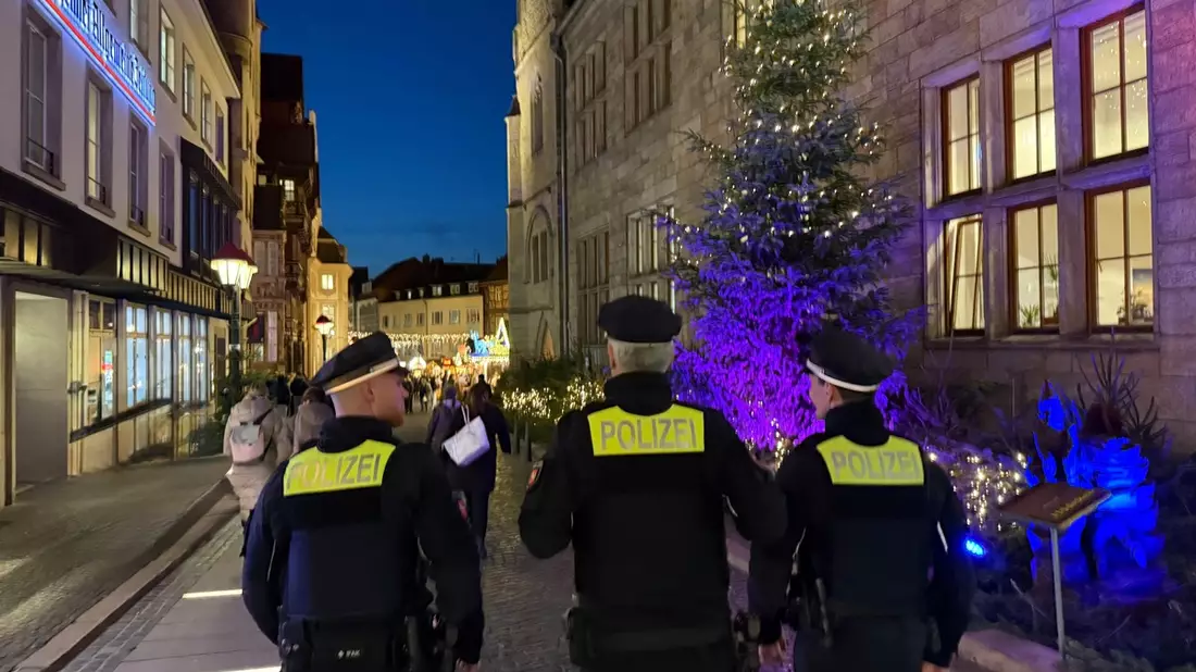 POL-HI: Sichtbare Präsenz auf Weihnachtsmärkten - Polizei zieht friedliche Zwischenbilanz - Bild: presseportal.de