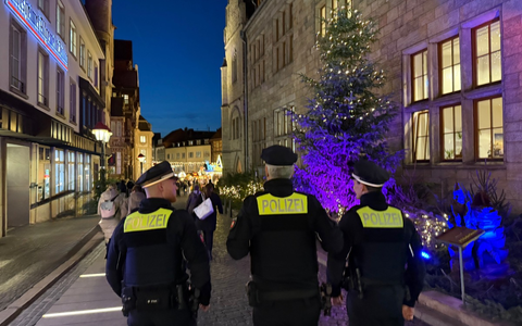 POL-HI: Sichtbare Präsenz auf Weihnachtsmärkten - Polizei zieht friedliche Zwischenbilanz - Foto: presseportal.de
