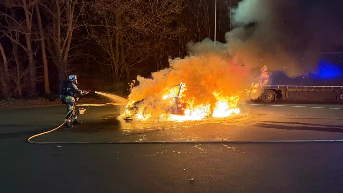 FW Hünxe: Pkw in Flammen - Fahrzeugbrand auf Rastplatz - Bild: presseportal.de
