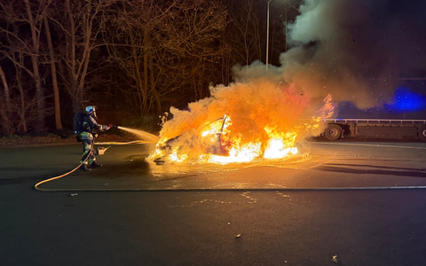 FW Hünxe: Pkw in Flammen - Fahrzeugbrand auf Rastplatz - Foto: presseportal.de
