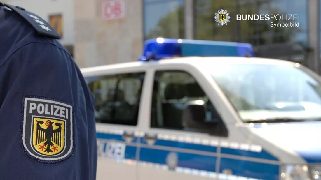 Bundespolizeidirektion München: Jugendlicher demoliert Streifenwagen / Polizeieinsatz am S-Bahnhof Berg am Laim - Bild: presseportal.de