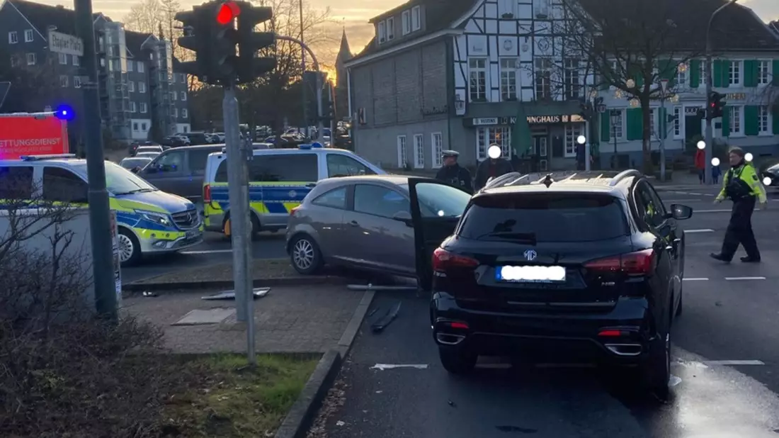 POL-GM: Unfall im Kreuzungsbereich - zwei Autos und ein Streifenwagen beteiligt - Bild: presseportal.de