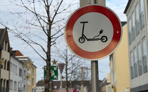 POL-DN: Gemeinsamer Aktionstag: Stadt Düren und Polizei kontrollieren E-Scooter-Fahrverbot - Foto: presseportal.de