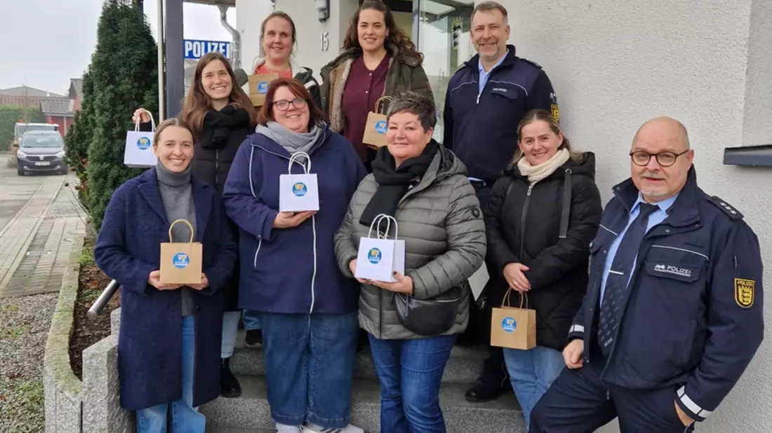 POL-OG: Schwanau - Vorweihnachtliche Geschenke für Kindergärten - Mit guten Nachrichten ins Wochenende - Bild: presseportal.de