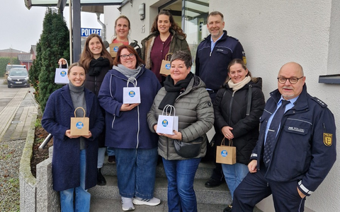 POL-OG: Schwanau - Vorweihnachtliche Geschenke für Kindergärten - Mit guten Nachrichten ins Wochenende - Foto: presseportal.de
