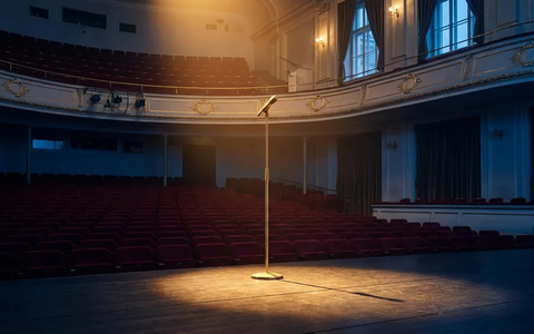 Niavarani feiert Premiere von Homo Idioticus 2.0 im Globe Wien - Foto: ĂĽber boerse-global.de Niavarani feiert Premiere von Homo Idioticus 2.0 im Globe Wien - Foto: ĂĽber boerse-global.de