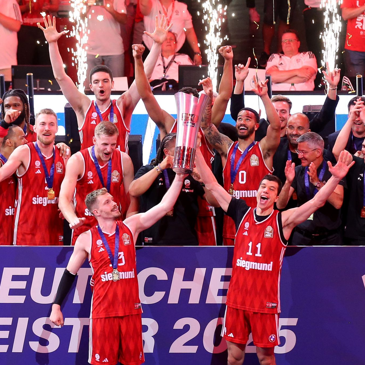 Feierten die Meisterschaft 2025: Bayerns-Profis um Andreas Obst. (Archivbild) - Foto: Matthias Stickel/dpa