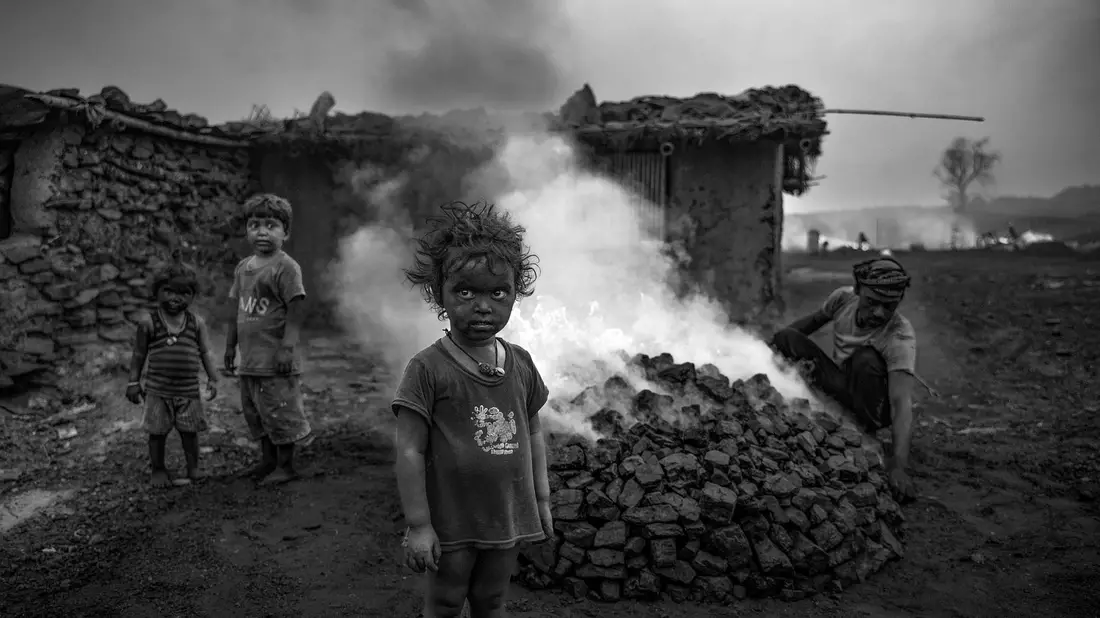 Kinder stehen in einem Kohlefeld von Jharia in Indien. - Bild: Sourav Das/Unicef/dpa