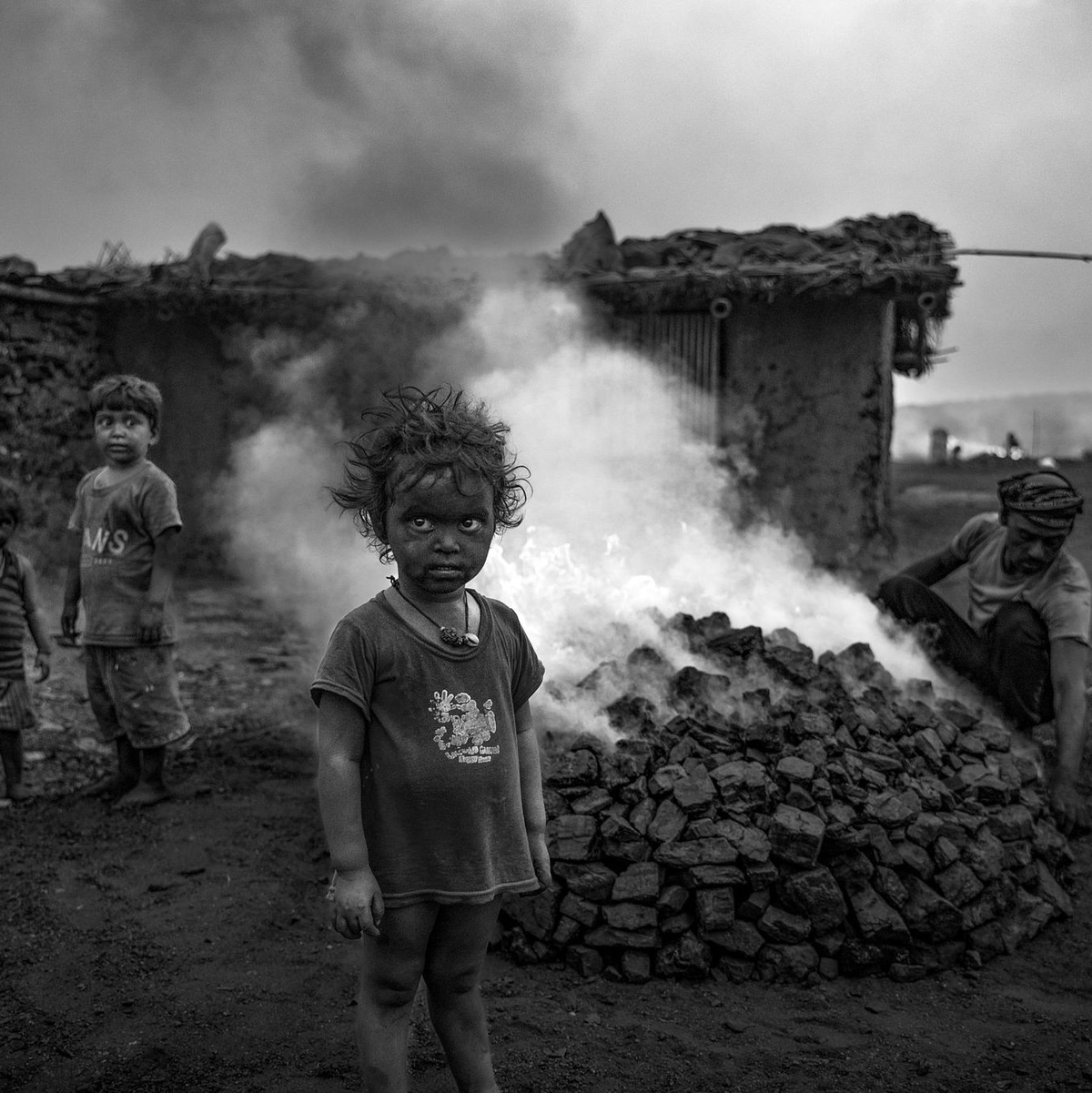 Kinder stehen in einem Kohlefeld von Jharia in Indien. - Foto: Sourav Das/Unicef/dpa