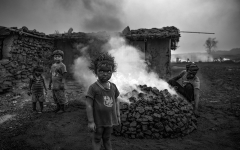 Kinder stehen in einem Kohlefeld von Jharia in Indien. - Foto: Sourav Das/Unicef/dpa